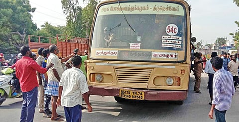 சிறைபிடிக்கப்பட்ட பஸ்சை படத்தில் காணலாம்.