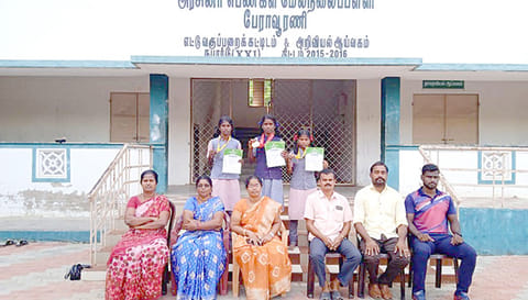 வெற்றி பெற்ற மாணவிகளை ஆசிரியர்கள் பாராட்டினர்.