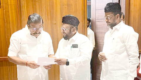 அமைச்சர் கே.என்.நேருவிடம், ஜவாஹிருல்லா எம்.எல்.ஏ. மனு அளித்தார்.