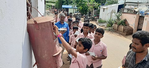 பெற்றோர்களுக்கு முதன்முறையாக கடிதம் எழுதி கவனம் ஈர்த்த அரசு பள்ளி மாணவ, மாணவிகள்