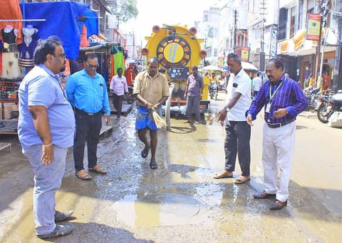 வடக்கு ரத வீதியில் தண்ணீர் தேங்கிய இடத்தில்  மோட்டார் மூலம் தண்ணீரை அப்புறப்படுத்திய காட்சி