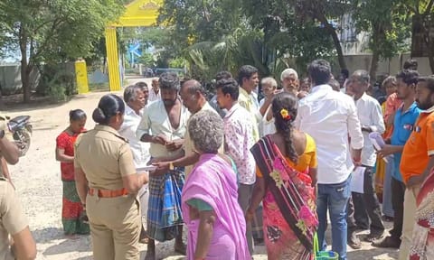 முற்றுகையில் ஈடுபட்ட பொதுமக்களிடம் போலீசார் பேச்சு வார்த்தை நடத்திய போது எடுத்த படம்.