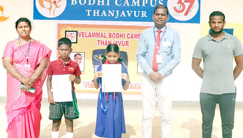 மாணவர்களுக்கு வேலம்மாள் பள்ளி முதல்வர் ஜெபஸ்டின் ராபர்ட் கிளைவ் பாராட்டி பரிசு வழங்கினார்.