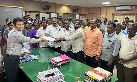 திருப்பூர் மாநகராட்சி அனைத்து அலுவலர் சங்கங்களின் கூட்டமைப்பினர் மாநகராட்சி கமிஷனர் கிராந்திகுமாரிடம் மனு வழங்கிய காட்சி.