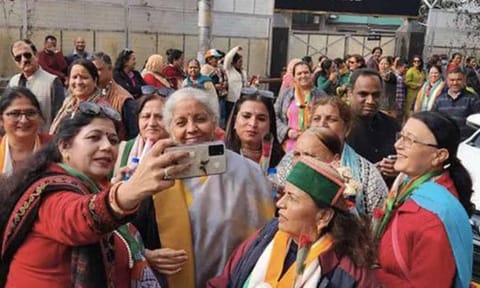 நிர்மலா சீதாராமனுடன்,காங்கிரஸ் மகளிர் அணியினர்