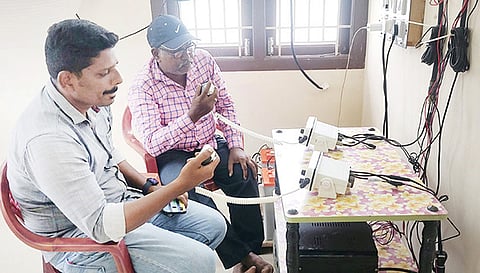 வாக்கி-டாக்கி மூலம் மீனவர்களுக்கு அழைப்பு விடுக்கும் மீன்வளத்துறையினர்.