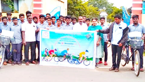பேரணியை வருவாய் கோட்டாட்சியர் ஜெயராஜ் பவுலின் தொடக்கி வைத்தார்.