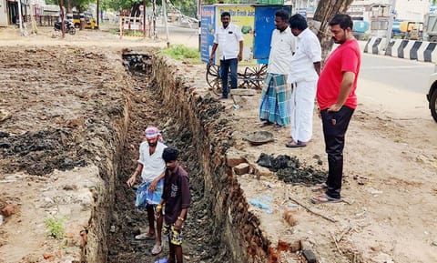 பாதாள சாக்கடை இணைப்பில் உடைப்பு-நகரசபை தலைவர் ஆய்வு