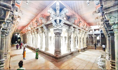 திருப்பணிகள் முழுமை பெற்று அழகாக காட்சியளிக்கும் சாமி சன்னதி பிரகாரம்.