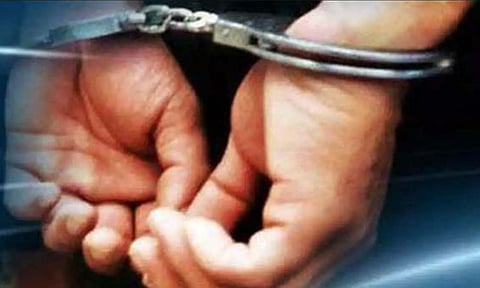 வேப்பனப்பள்ளி அருகே  வழித்தகராறில் தொழிலாளியை தாக்கிய கணவன், மனைவி கைது