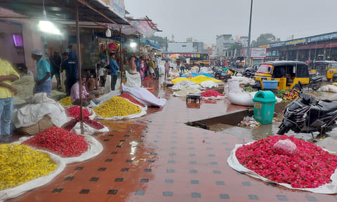 தொடர்மழையால் வெறிச்சோடி கிடக்கும் தருமபுரி பூ மார்க்கட்டை காணலாம்.