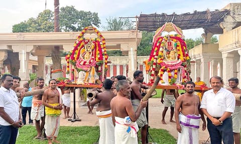 கருட வாகனத்தில் எழுந்தருளி காட்சியளித்த உற்சவ மூர்த்திகள்.