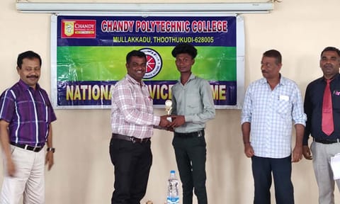 போட்டியில் வெற்றி பெற்ற ஒரு மாணவருக்கு பரிசு வழங்கப்பட்ட காட்சி.