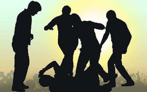 ஓடும் ரெயிலில் பல் டாக்டருக்கு அடி உதை