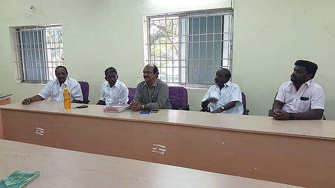 அதிகாரிகள் ஆலோசனை நடத்திய காட்சி.