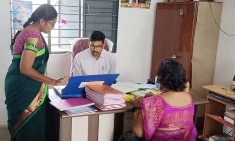 தாராபுரம் முதியோர் இல்லத்தில் கலெக்டர் வினீத் ஆய்வு செய்த காட்சி.&nbsp;