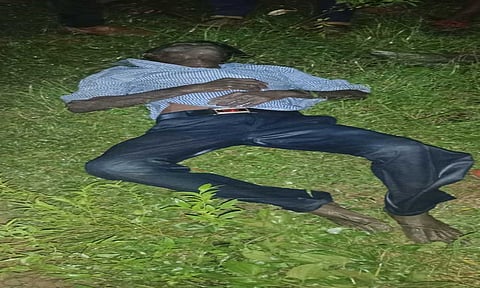 குளத்தில் மூழ்கி பலியான தொழிலாளியை படத்தில் காணலாம்&nbsp;