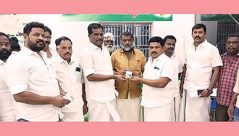 காரைக்குடி தெற்கு நகர அ.ம.மு.க. செயலாளர் கார்த்திக்கிடம் மாவட்ட செயலாளர் தேர்போகி பாண்டி உறுப்பினர் அட்டையை வழங்கினார்.