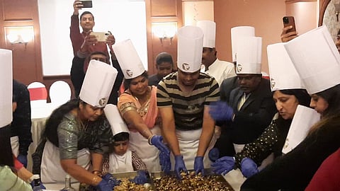 ஊட்டி நட்சத்திர ஓட்டலில்  கிறிஸ்துமஸ் கேக் மிச்சிங் நிகழ்ச்சி