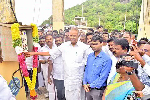 கொடுமுடியாறு அணையில் இருந்து சபாநாயகர் அப்பாவு தண்ணீர் திறந்து வைத்த காட்சி. அருகில் மாவட்ட பஞ்சாயத்து தலைவர் வி.எஸ்.ஆர்.ஜெகதீஸ்.