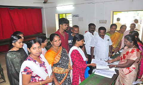 நாகர்கோவில் எஸ்.எல்.பி. பள்ளியில் நடைபெற்ற வாக்காளர் பட்டியல் சிறப்பு முகாமை மேயர் மகேஷ் பார்வையிட்டபோது எடுத்த படம்.
