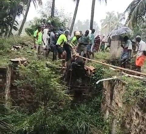 மழையால் தடுமாறி கிணற்றுக்குள் விழுந்த எருமை கன்று குட்டி