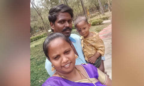 கொலை செய்யப்பட்ட குழந்தையுடன் மேஸ்திரி மாணிக்கம் மற்றும் தாய் ஜெயசுதா.