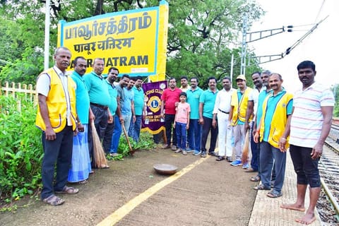தூய்மை பணியில் ஈடுபட்ட அரிமா சங்க நிர்வாகிகளை படத்தில் காணலாம்.