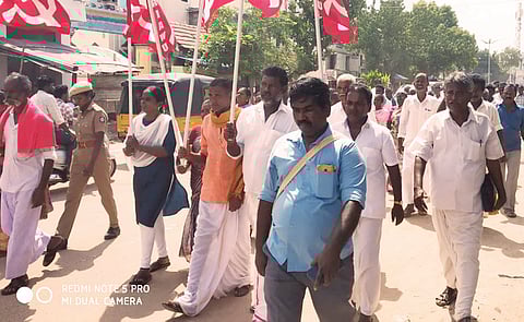 மாநாட்டையொட்டி நடந்த ஊர்வலத்தில்  பங்கேற்றவர்கள்.