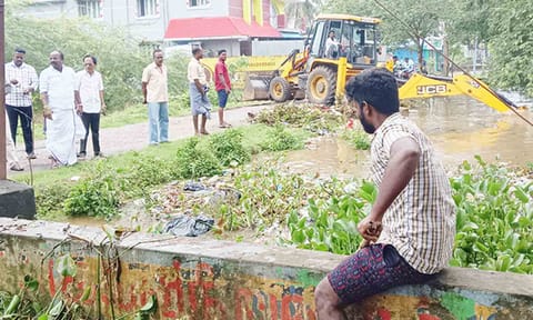 மழைநீரை வடிகட்டும் பணிகள் நடைபெற்று வருகிறது.