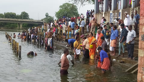 பவானி கூடுதுறை காவிரி ஆற்றில் புனித நீராட குவிந்த பக்தர்கள்