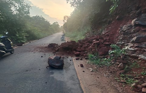 சென்னிமலை முருகன் கோவிலுக்கு செல்லும் வழியில் மண்சரிவு