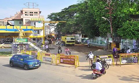 சாலைகளை தடுப்பு வேலிகளால் அடைத்து போக்குவரத்து திருப்பி விடப்பட்டுள்ளதை படத்தில் காணலாம்.
