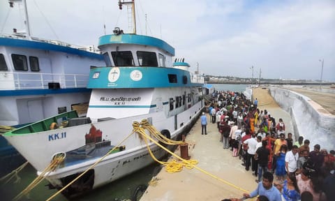 படகுத்துறையில் நீண்ட வரிசையில் காத்திருந்த சுற்றுலா பயணிகளை படத்தில் காணலாம்
