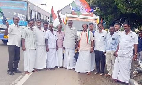 ஆம்புலன்ஸ் முன்பு கட்சி கொடி ஏந்தி நிற்கும் காங்கிரஸ் நிர்வாகிகள்.