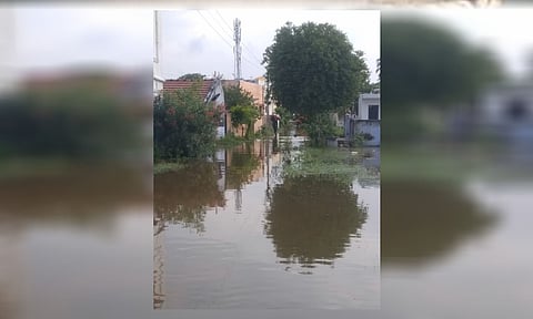 குடியிருப்பு பகுதியில் தேங்கிய மழைநீரை படத்தில் காணலாம்.&nbsp;