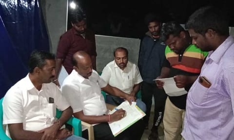 தி.மு.க. இளைஞரணிக்கு உறுப்பினர்கள் சேர்க்கை நிகழ்ச்சி நடைபெற்ற காட்சி.&nbsp;
