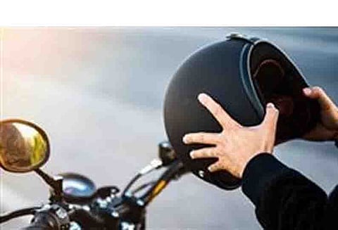 தேவர்சோலையில் ஹெல்மெட் வழங்கி போலீசார் விழிப்புணர்வு