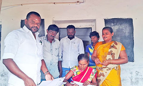 புதிய வாக்காளர் சேர்ப்பு முகாமை யூனியன் சேர்மன் ரமேஷ் பார்வையிட்டு ஆய்வு செய்த காட்சி.