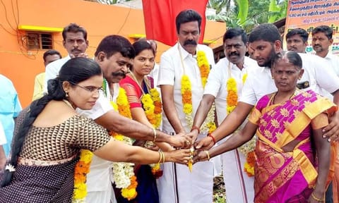 சிமெண்ட்  சாலை அமைக்கும்  பணி தொடங்கி வைக்கப்பட்டபோதுஎடுத்தபடம்.