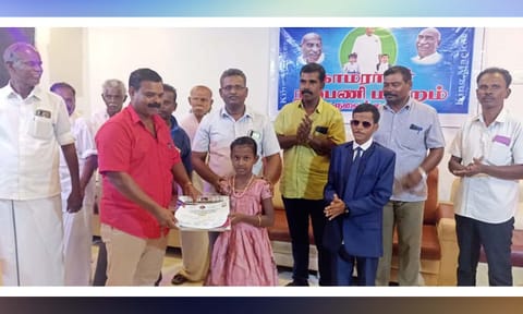 மாணவி ஒருவருக்கு பரிசு வழங்கப்பட்டதை படத்தில் காணலாம்