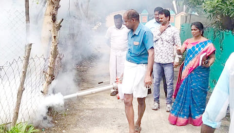 கொசுமருந்து அடிக்கும் பணி நடைபெற்றது.