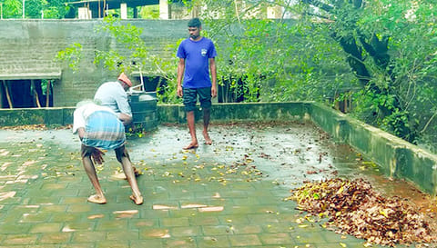 கட்டிடங்களின் மேல்தளத்தில் தேங்கிய மழைநீரை அகற்றும் பணி நடைபெற்றது.