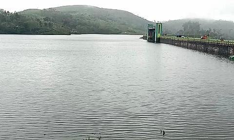 சோலையார் அணை நிரம்பி காணப்படும் காட்சி.