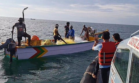 பாதுகாப்பு ஒத்திகை நடத்திய கடலோர பாதுகாப்பு குழும போலீசார் கடலில் மீன் பிடித்துக் கொண்டிருந்த மீனவர்களிடம் விசாரணை நடத்திய போது எடுத்த படம்.