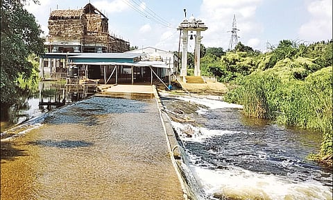 தரைப்பாலத்தை தாண்டி வெள்ளம் ஓடுவதை படத்தில் காணலாம்.