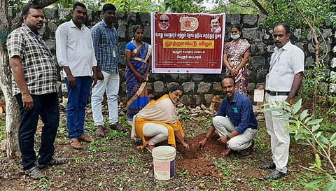 பேளூர் அரசு ஆரம்ப சுகாதார நிலையத்தில் மரக்கன்றுகள் நடும் விழா நடைபெற்றபோது எடுத்த படம்