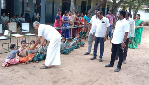 பள்ளி மாணவர்களுக்கு பொத்தனூர் பேரூராட்சி தலைவர் கருணாநிதி இனிப்புகள் வழங்கிய போது எடுத்த படம்.