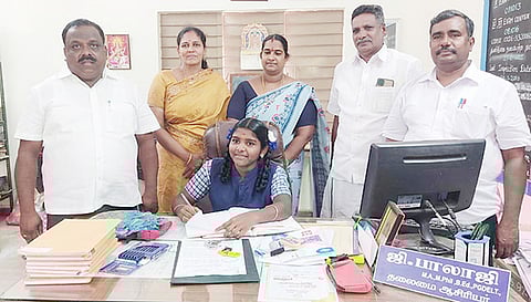 ஒரு நாள் தலைமை ஆசிரியராக பதவியேற்ற மாணவி யுவஸ்ரீ.