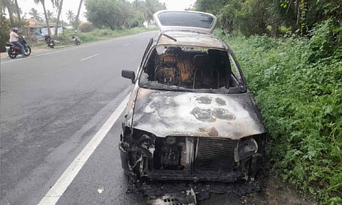 நடுரோட்டில் தீப்பற்றி எரிந்த கார்.&nbsp;